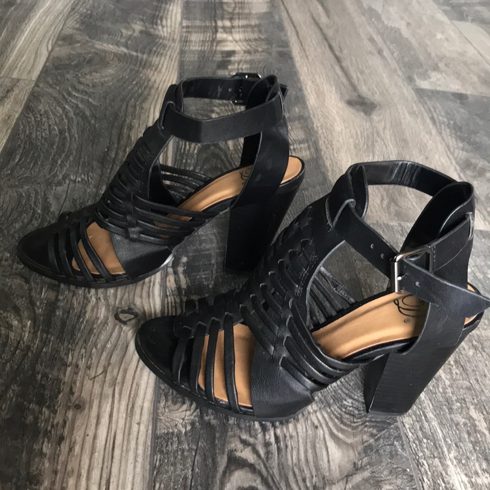 Delicious Women's Black Leather Sandal - size 6